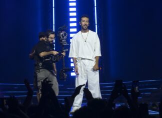 Gazapizm konserine şişme botla sahneye çıktı