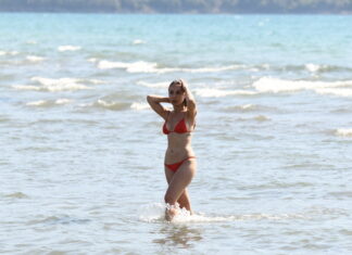 Betül Demir kırmızı bikinisi ile göz kamaştırdı