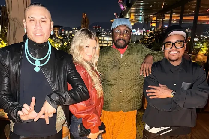 Fergie-and-the-Black-Eyed-Peas-Reunite-121525-1-6e0c946365f64d9285da3f135c51c2ab